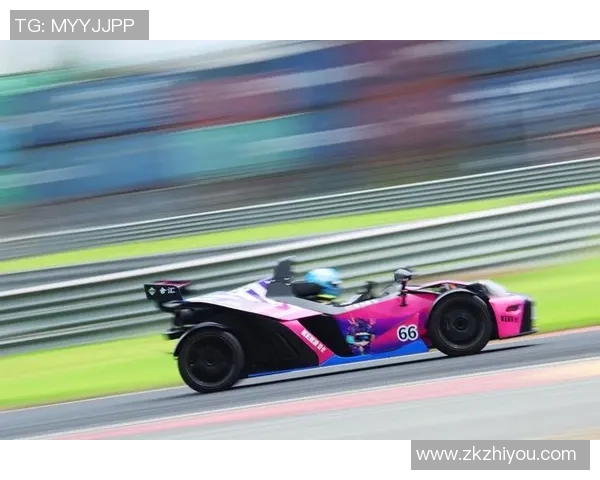 足球明星激情奔跑赛场瞬间展现速度与激情的完美结合